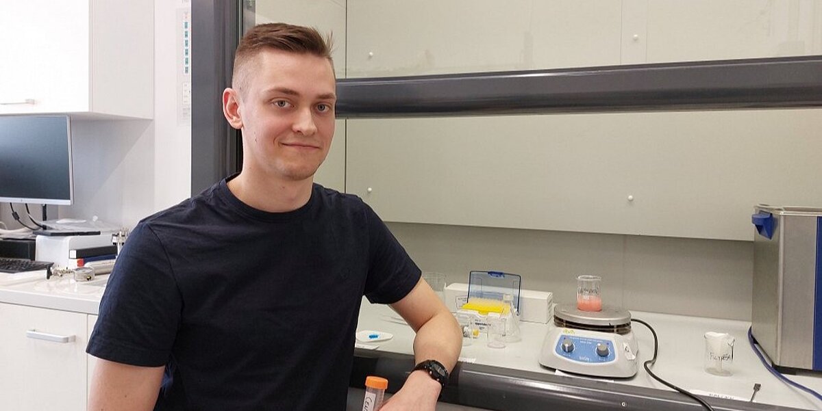 Jaunais zinātnieks Rihards Ruska Latvijas Universitātes Cietvielu fizikas institūta Spektroskopijas laboratorijā