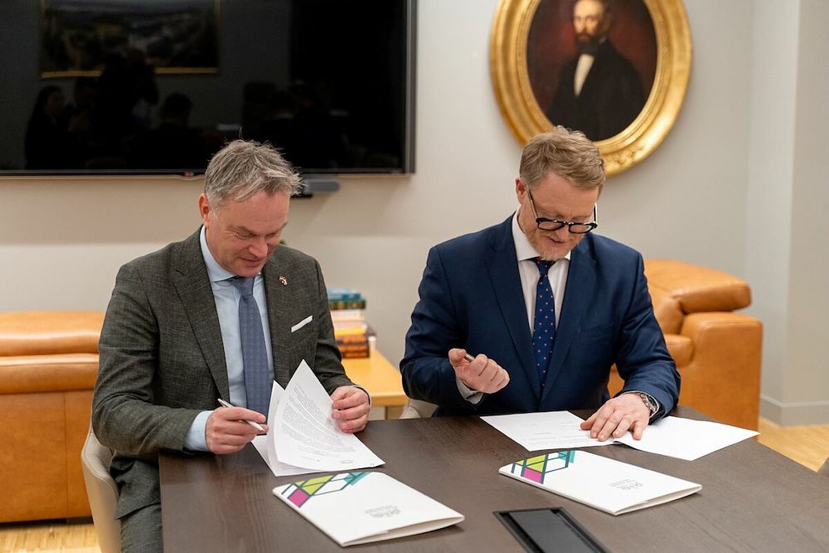 RTU rektors Tālis Juhna un “Fokker Next Gen N.V.” izpilddirektors Juriāns Kellermans, parakstot sadarbības memorandu
Foto: Vitālijs Vinogradovs, RTU