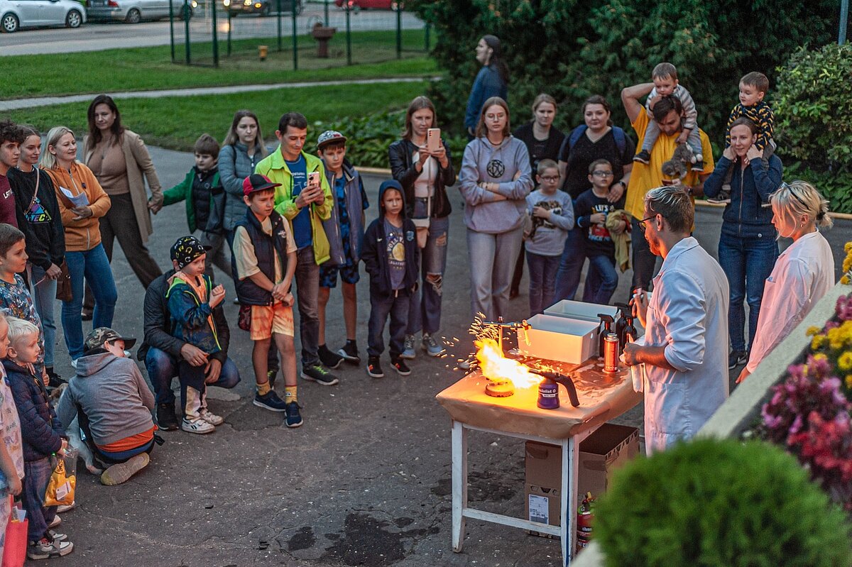Foto: "Zinātnieku nakts 2023" degšovs LU Cietvielu fizikas institūtā