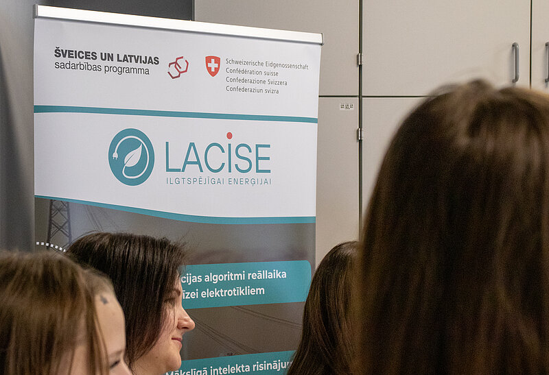 Ozolnieku vidusskolas jaunietes iepazīst enerģijas materiālu pētniecību 