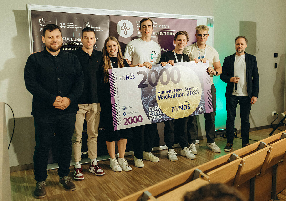 Foto: "Student Deep Science Hackathon" uzvarētājkomanda ar LU CFI pārstāvjiem