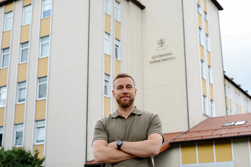 LU CFI pētnieks Edgars Butanovs kopā ar izstādi “Zinātne Latvijai 2026” viesojas Saeimas namā