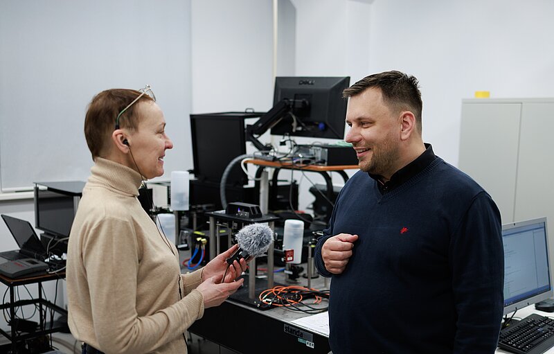 LU CFI Spektroskopijas laboratorijas lāzeru aplūko LR1 raidījums “Zināmais nezināmajā” 