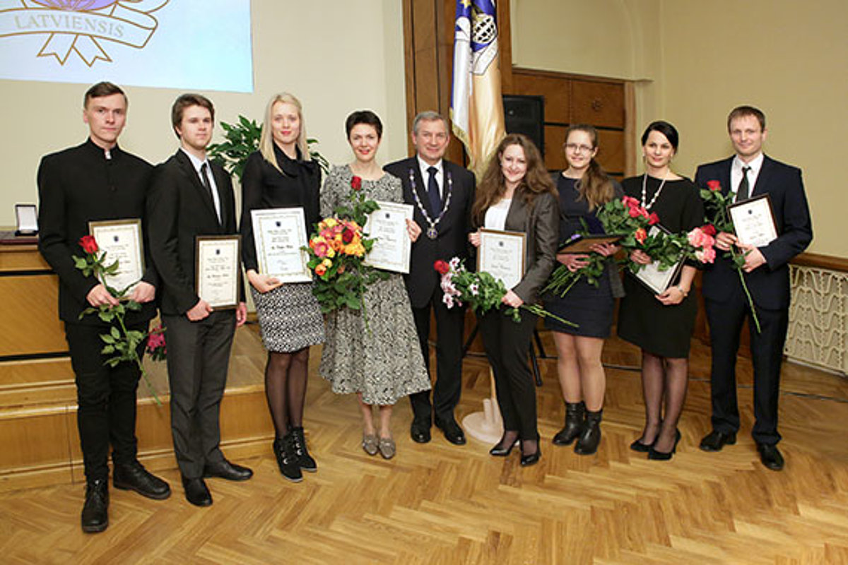 LZA balvu jaunajiem zinātniekiem laureāti (no kreisās): K. Lācis, R. Aleksis, S. Briča, M. Semjonova, LZA prezidents O. Spārītis, G. Kunakova, A. Stikute, T. Lejava, E. Nitišs.
Foto: J. Brencis