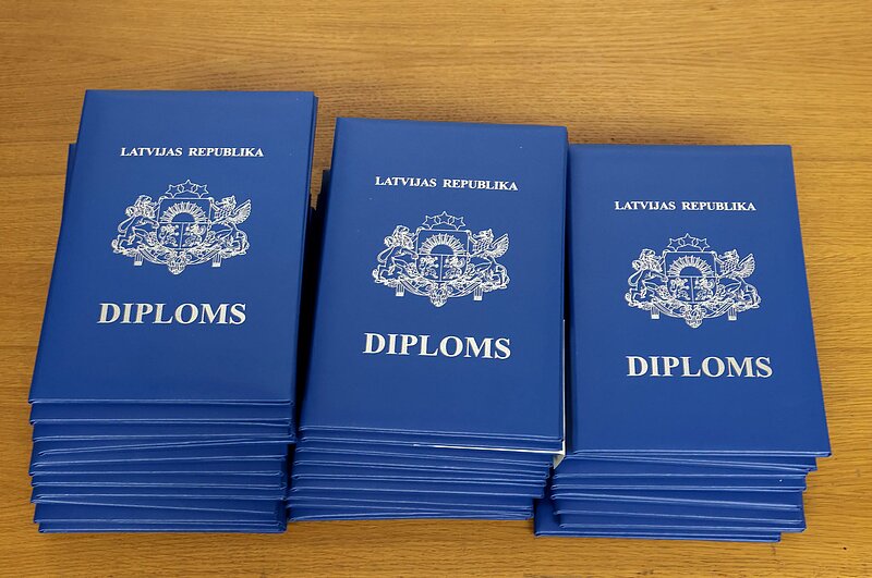 LU CFI pētniekiem pasniegti Valsts emeritēto zinātnieku diplomi